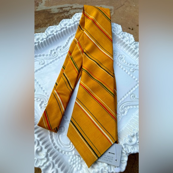 🆕🔖Yves Saint Laurent ✨Vintage ✨Tie Green Gold Red ✨100% Silk ✨ Original Tags!